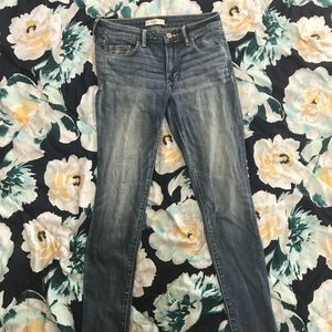 ABERCROMBIE & FITCH M RISE LIGHT WASH SKINNY JEANS
